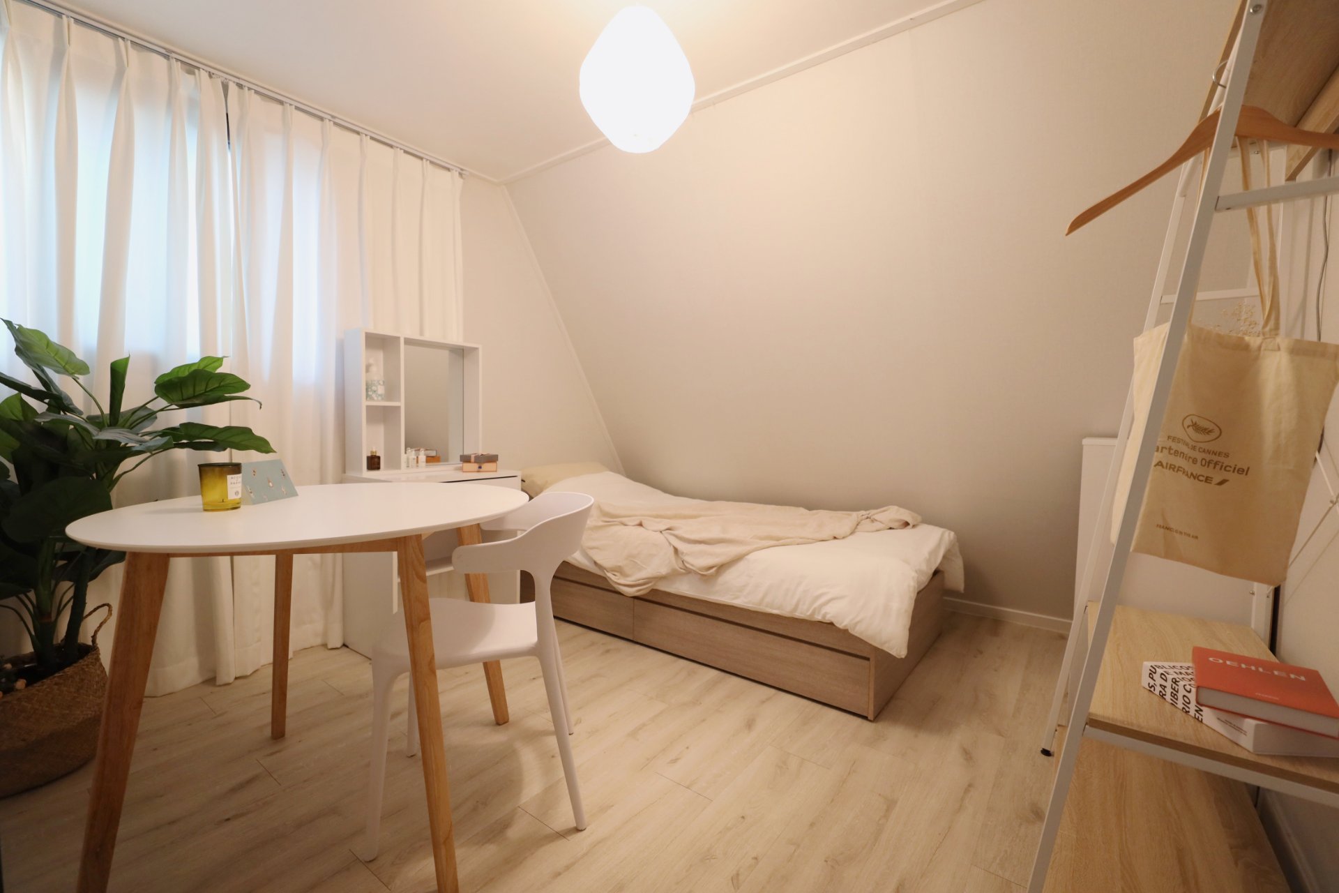 405 Shared House Furnished Room (only female)