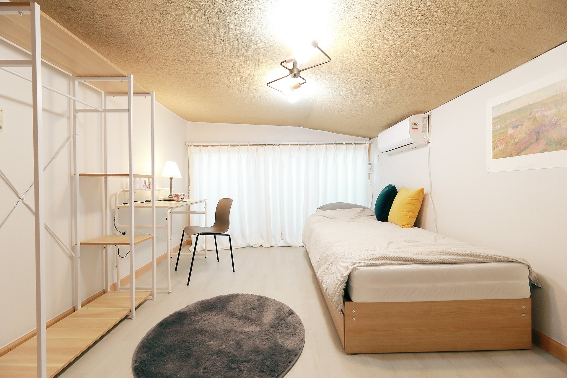 Spacious Private Room in a Female-Only Gangnam Share House