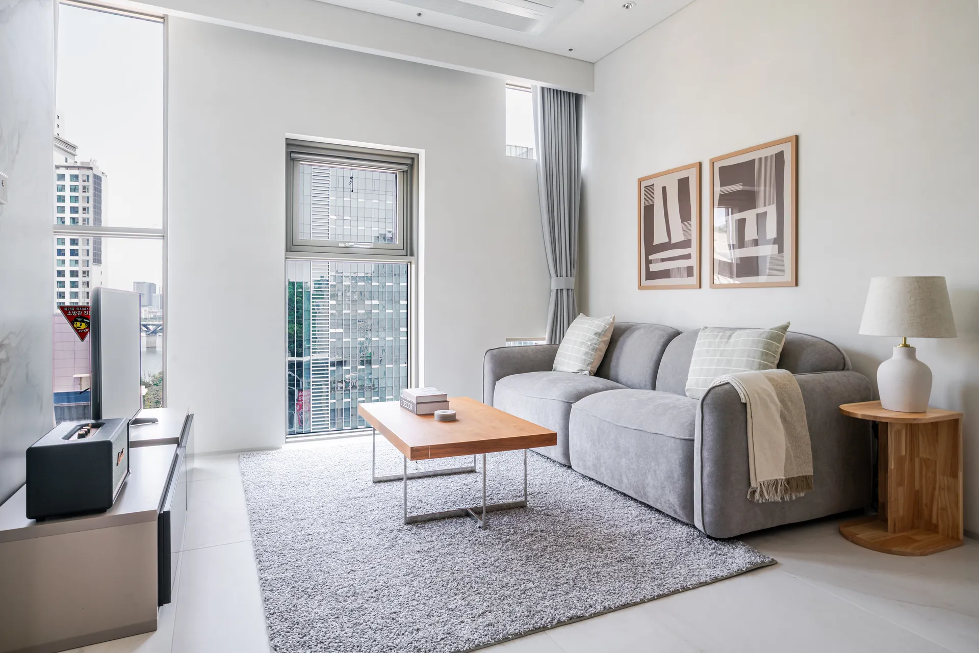 High-Floor Spacious One-Bedroom Home in Cheongdam-dong