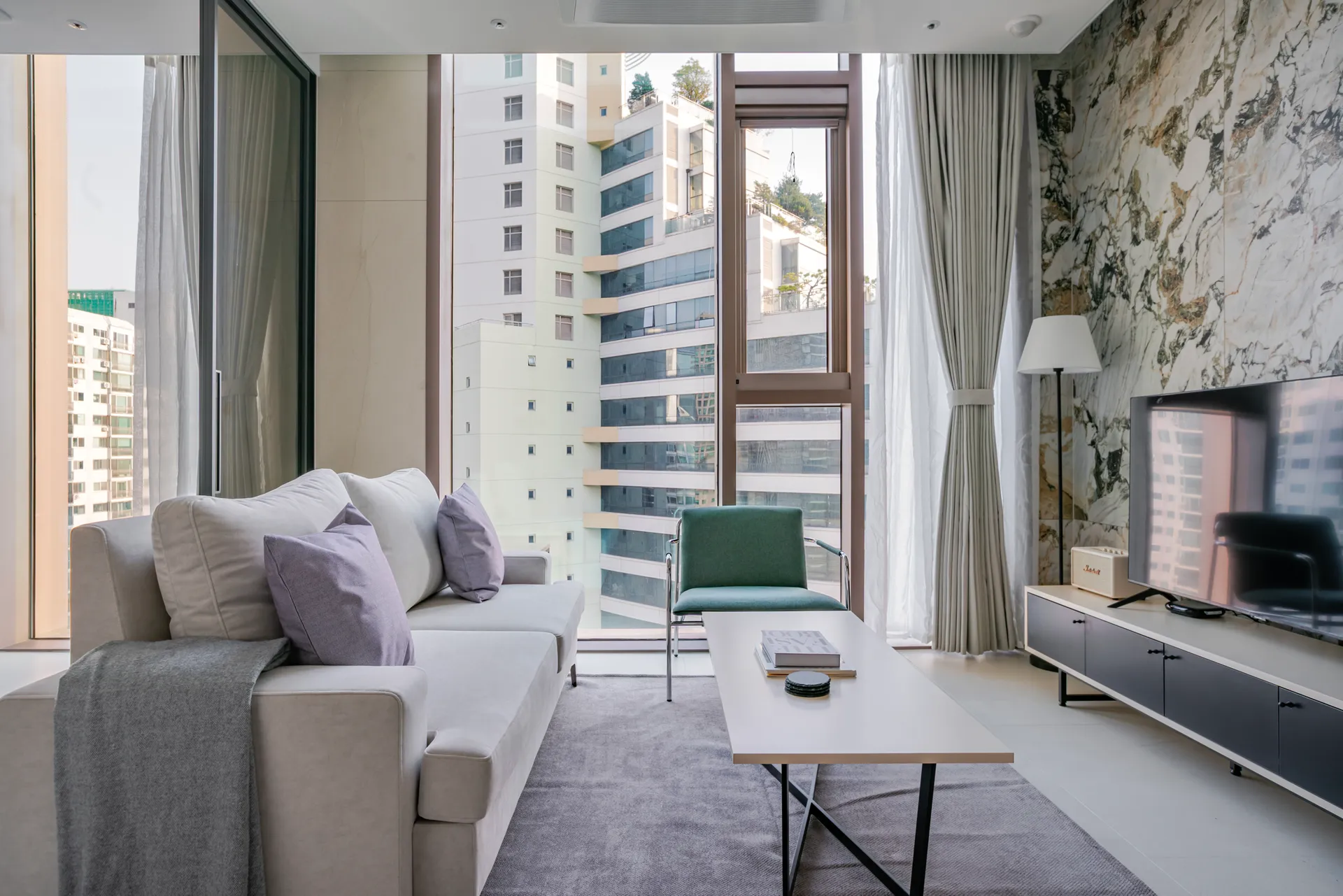 High-Floor One-Bedroom Home near Gangnam