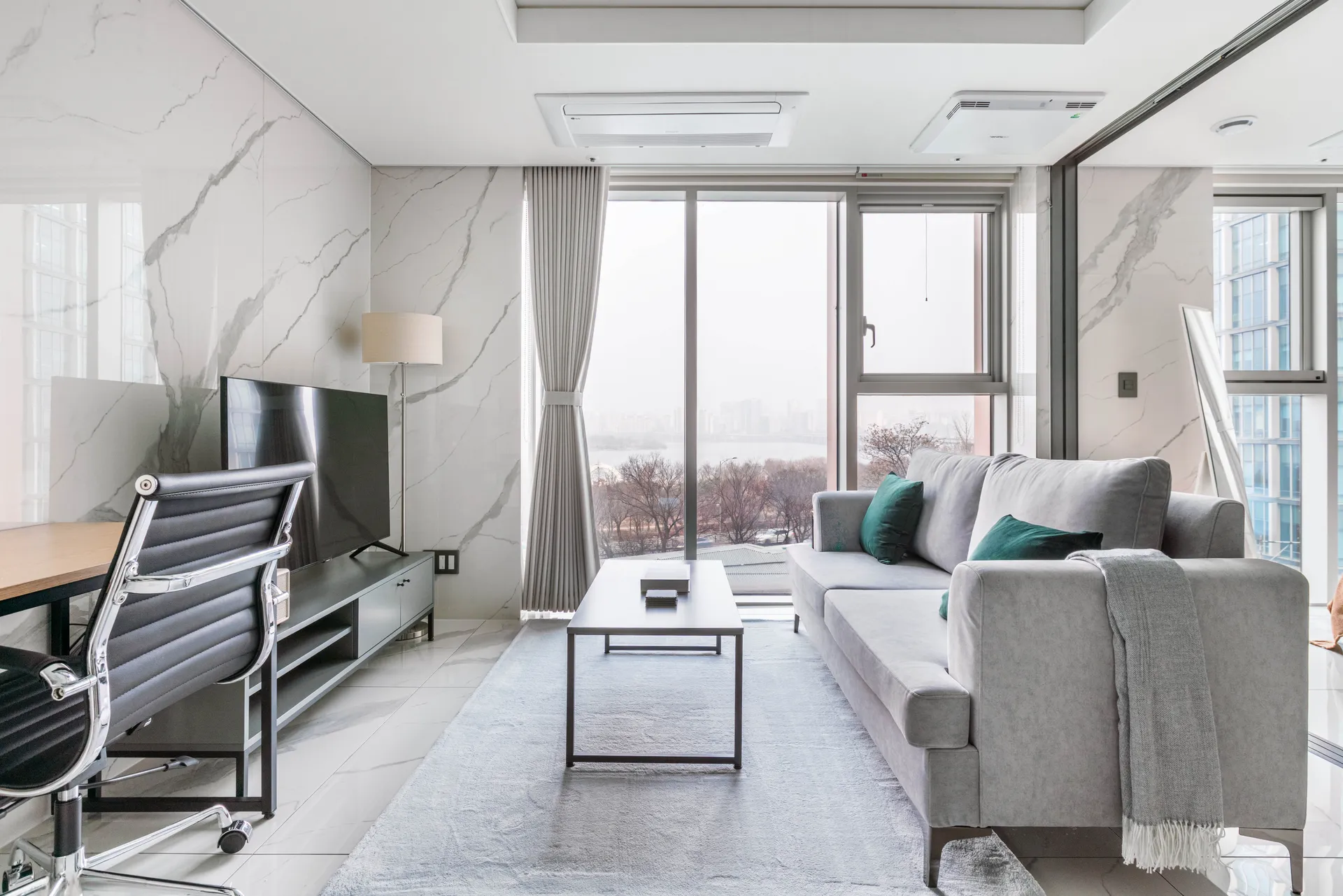 One-Bedroom Home by the Han River in Yeouido