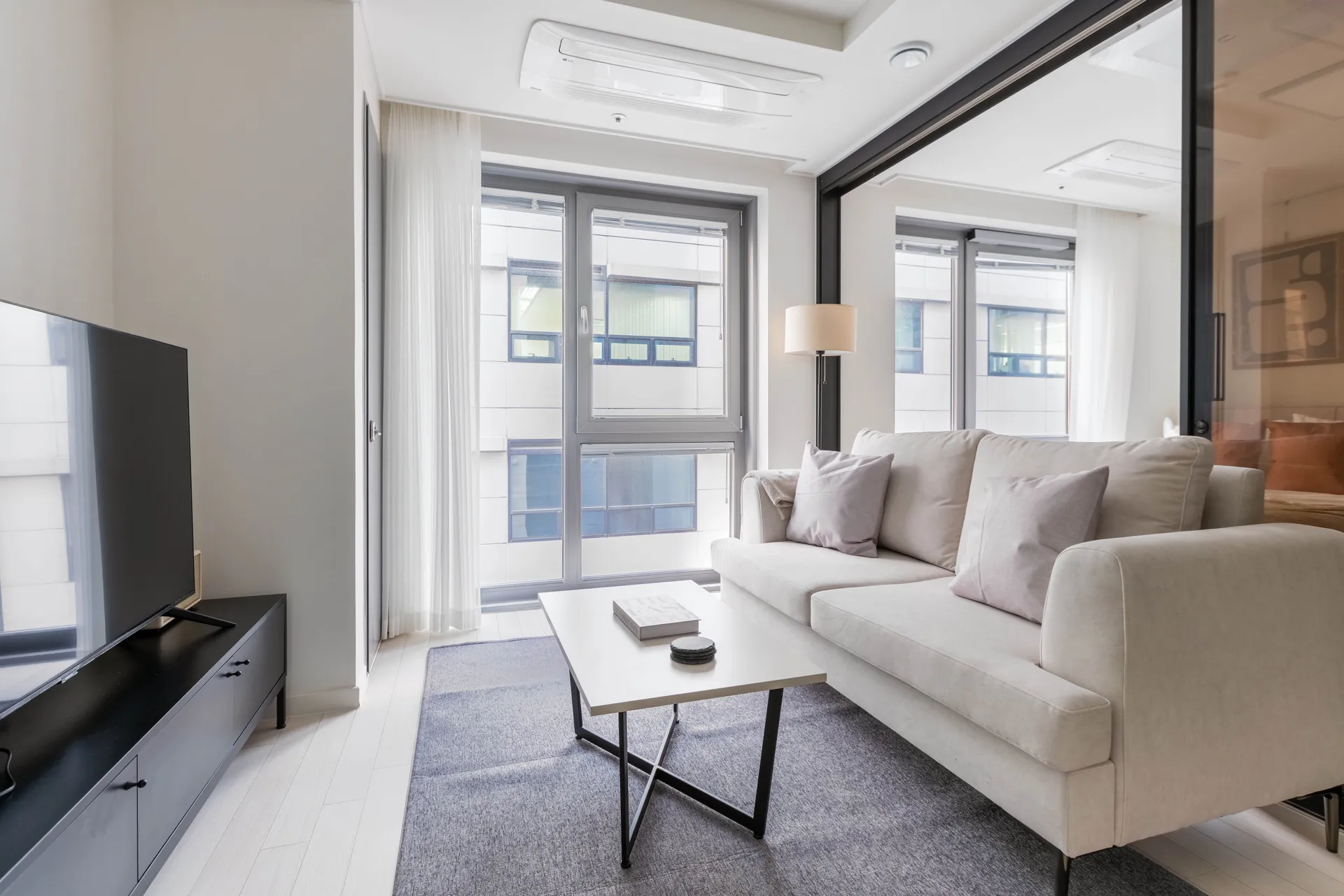 One-Bedroom Home by the Han River in Yeouido